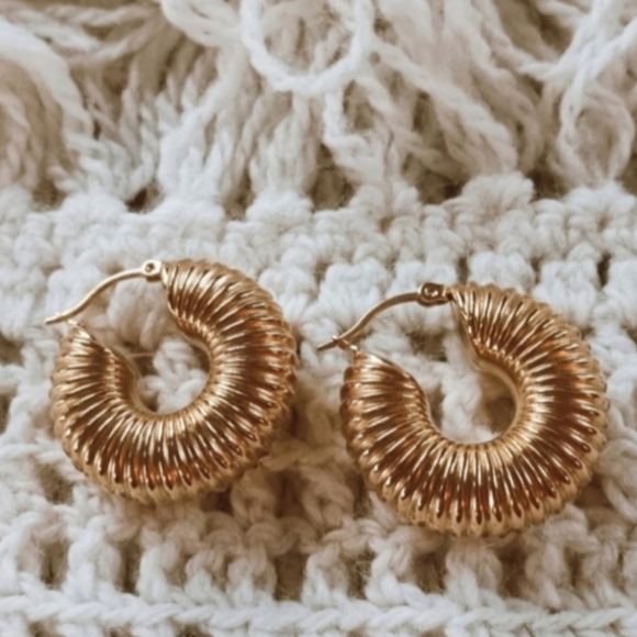 [ Anthropologie Bohemian Minimalist Gold Chunky Ribbed Coil Mini Hoop Earrings ] - Picture 5 of 6